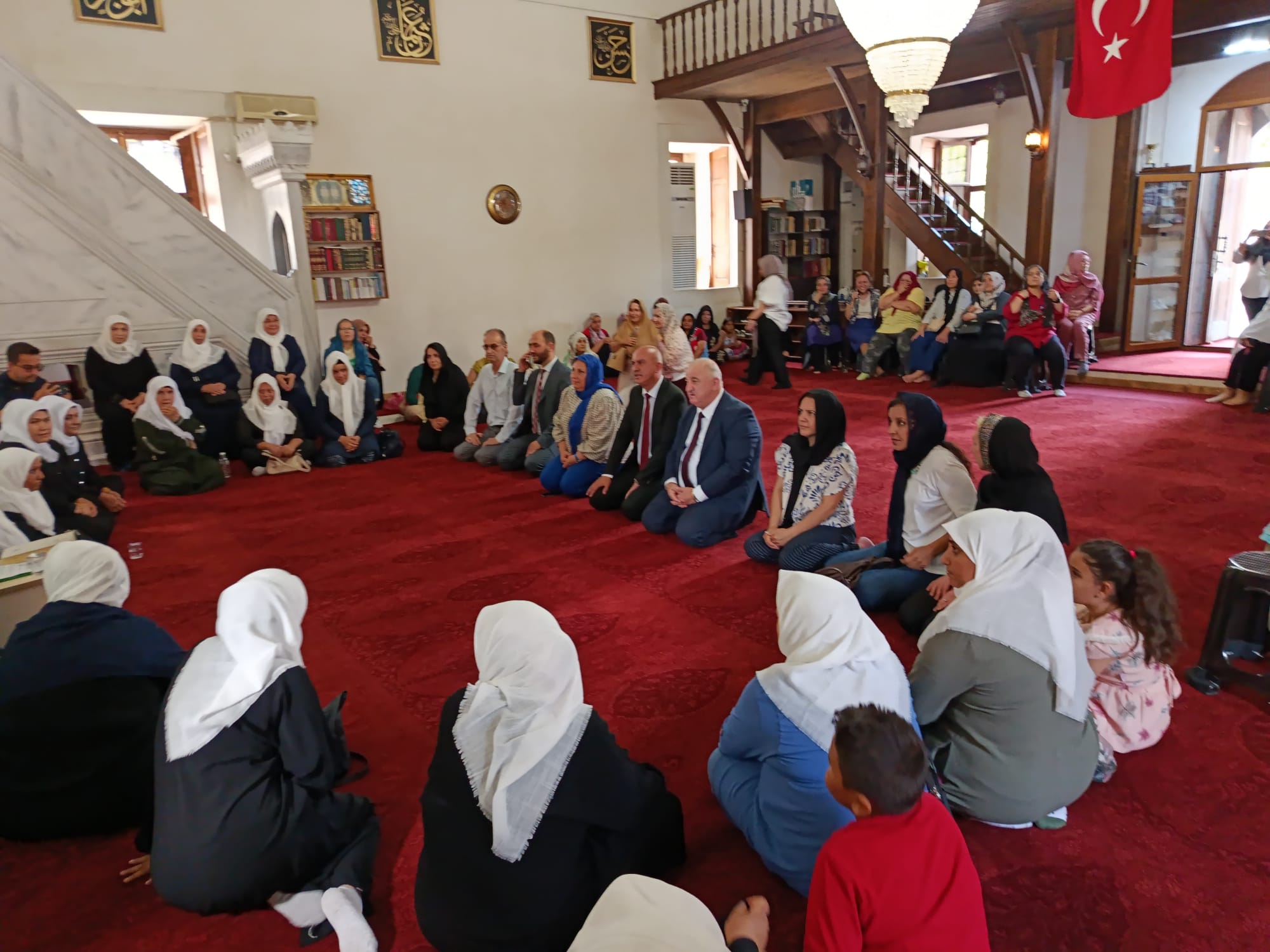Edirne Valiliği Sosyal Yardımlaşma ve Dayanışma Vakfı bünyesinde faaliyet gösteren Sosyal Destek Merkezlerinde (SODAM) eğitim gören kursiyerler için anlamlı bir program düzenlendi.